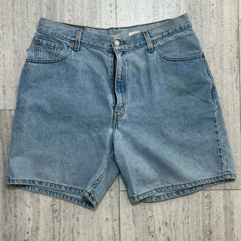 Levi’s High Rise Denim Shorts Size 14 Light Wash Classic Mom Jean Shorts - Picture 1 of 6